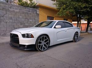 Imponente Charger RT máximo equipo