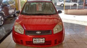Ford Fiesta First sedan  Rojo, $ Con