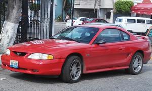 Mustang rojo , excelentes condiciones. A tratar