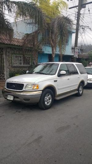 Ford Expedition SUV  tomo a cuenta