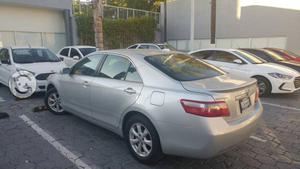 Toyota Camry LE, 4 cilindros gris plata
