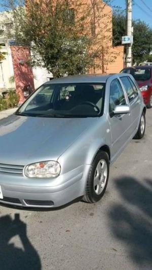 Volkswagen Golf Sedán 