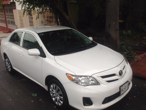 Corolla estandar, clima, electrico blanco