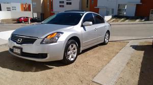 Nissan Altima 4 cilindros impecable