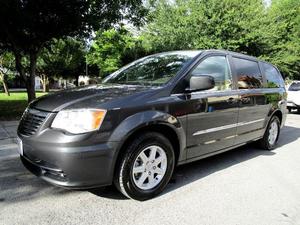 Chrysler Town & Country  color Gris