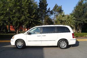 SE VENDE HERMOSA CAMIONETA TOWN AND COUNTRY