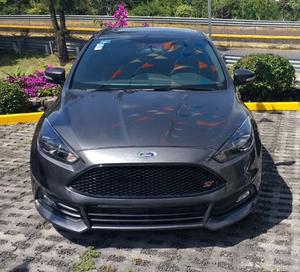 Ford Focus ST  HP, a crédito