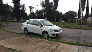 Nissan Tiida  estandar 6 velocidades bonito