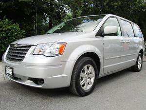 Chrysler Town & Country Limited  Color Plata