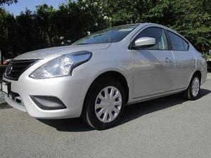 Nissan Versa  color Plata