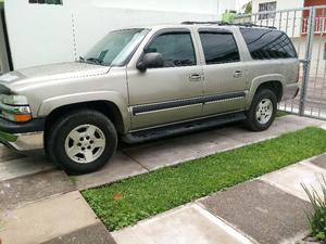 Chevrolet Suburban  de lujo bien tratada