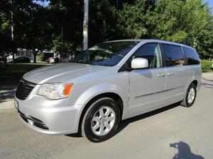 Chrysler Town & Country Touring  color Plata