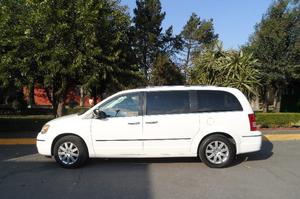se vende camioneta town and country 