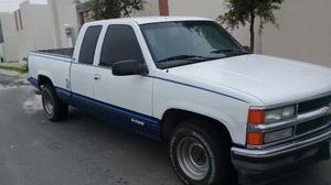 Vendo camioneta Chevrolet Silverado 92 color balnco con azul