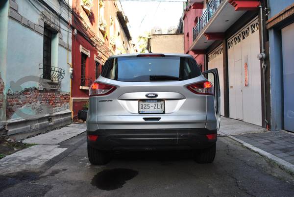 Impactante Ford Escape 4 puertas