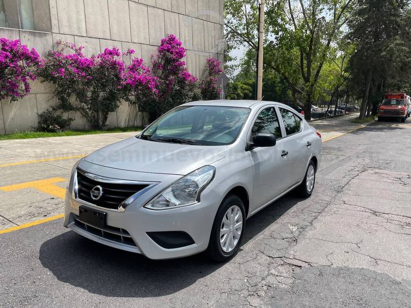 Nissan Versa  drive estandar clima excelente en