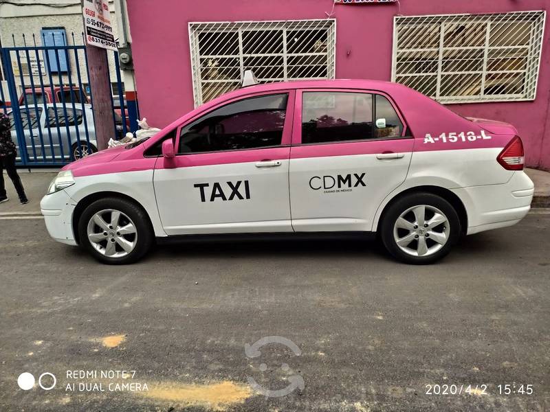 taxi Tiida con placas en Coyoacán, Ciudad de México por