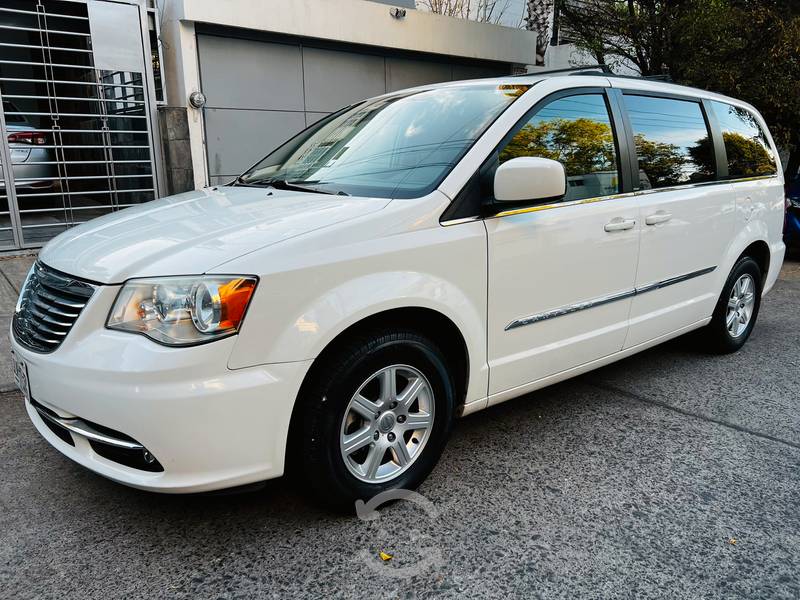 Town & Country Touring fact orig km tomoauto en