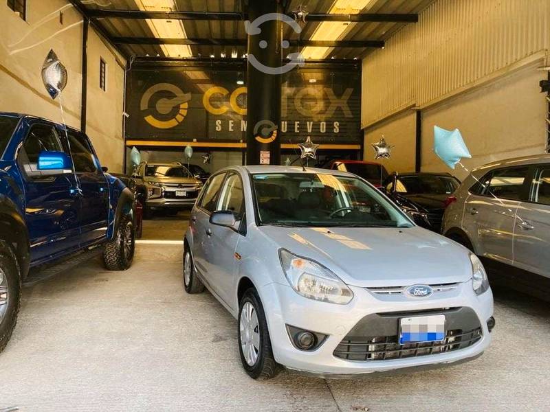 FORD FIESTA IKON PLATA  en Zapopan, Jalisco por $