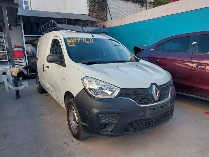 Renault Kangoo chocada para reparar en Guadalajara, Jalisco