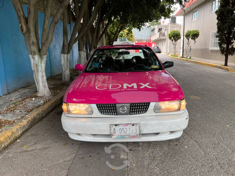 taxi Tsuru con placas en Iztapalapa, Ciudad de México por
