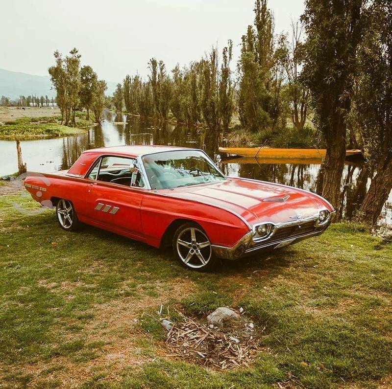 Thunderbird rojo en Xochimilco, Ciudad de México por