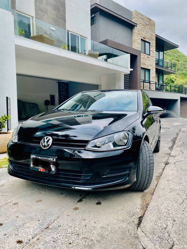 VW Golf trendline TSI  color negro brillante en