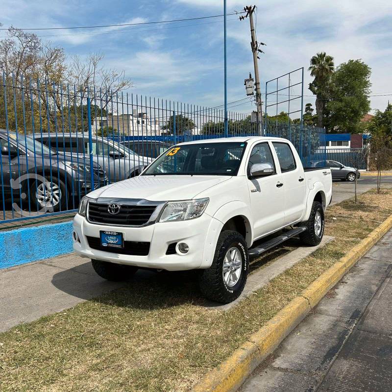 Toyota Hilux Cabina Doble Mid  en Guadalajara, Jalisco